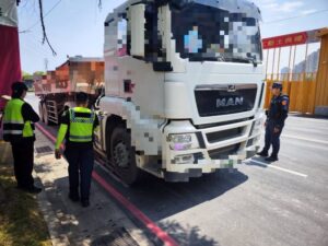 《圖說》中和警今日在環河西路三段與永和路口(單行道往橋和路方向)執行大型車輛攔檢勤務。〈中和分局提供〉