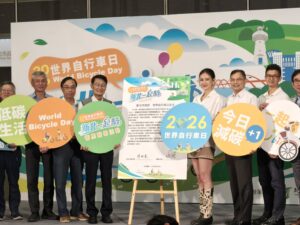《圖說》「新北一起騎」行動倡議活動「世界自行車日宣言」簽署儀式合影。〈記者葉柏成攝〉