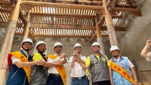 《圖說》市長侯友宜今日前往金山區財團法人新北市金包里慈護宮參加歷史建築重組工程上梁大典，期重現歷史風華。〈民政局提供〉