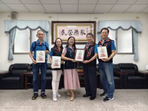 《圖說》南投榮服處副處長羅婷婷代表致贈社團法人雪中送炭關懷協會感謝狀，由周三貴理事長受贈。〈南投榮服處提供〉