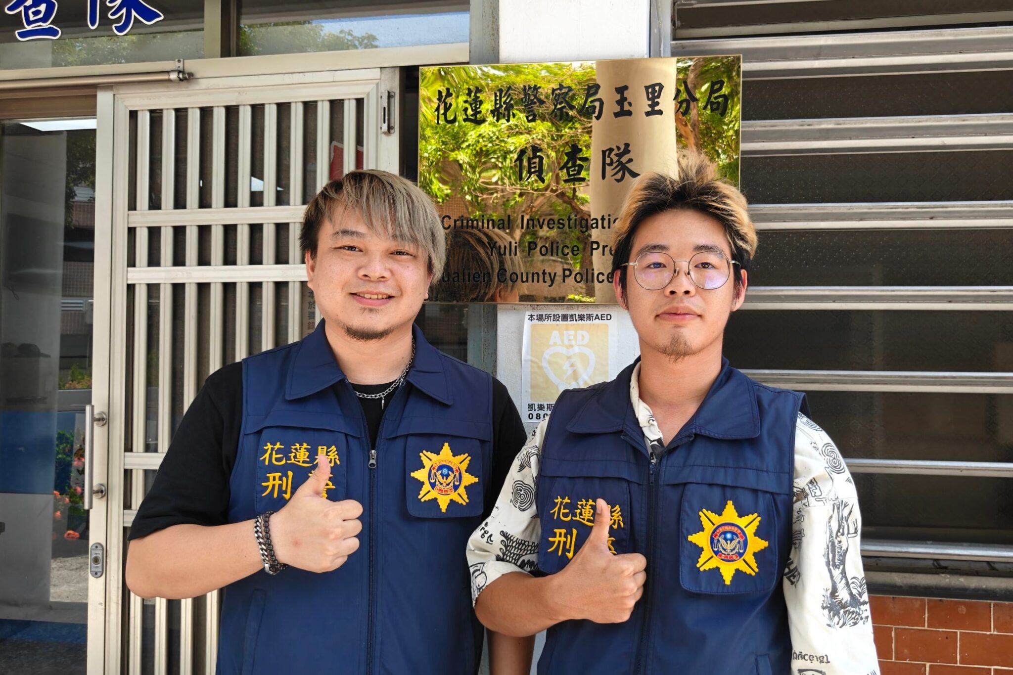 蛇出沒注意  擅闖玉里分局納涼  勇警細心辦案也大膽捉蛇