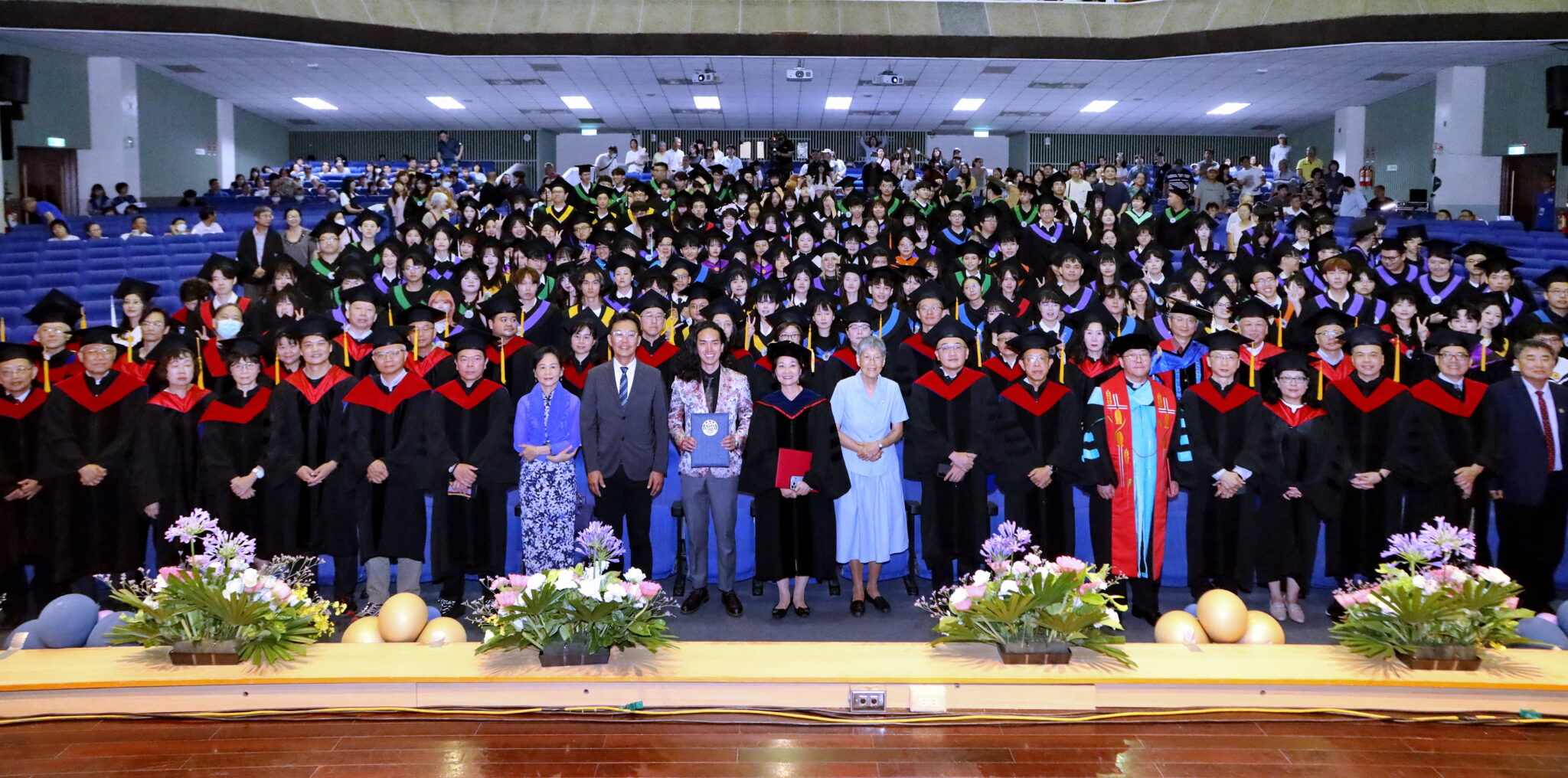 靜宜大學畢業典禮　林思伶勉2688畢業生：人的溫度與同理心是重要關鍵