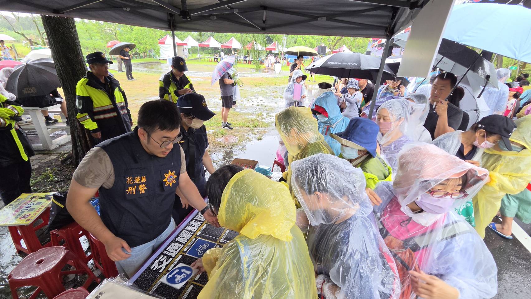 新城警雨中宣導不停歇  結合龍泉公園活動推廣防詐與交通安全